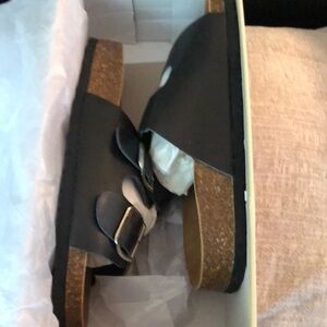 New in box black sandals. Size 6   Yo ki kohols store👜👜👜👜👜